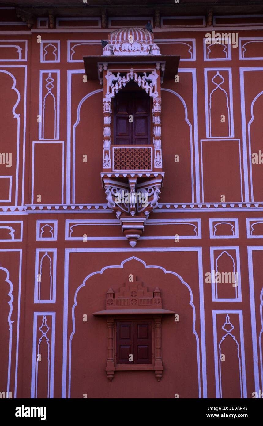 INDE, JAIPUR, PALAIS DE LA VILLE, BALCON, ROSE. ARCHES Banque D'Images