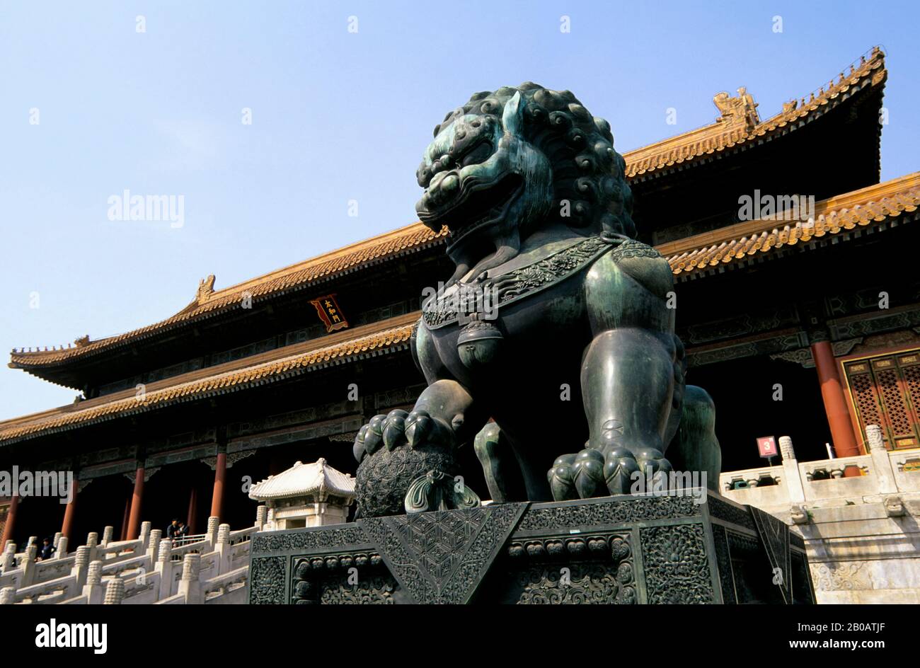CHINE, BEIJING, CITÉ INTERDITE, LION DE BRONZE Banque D'Images