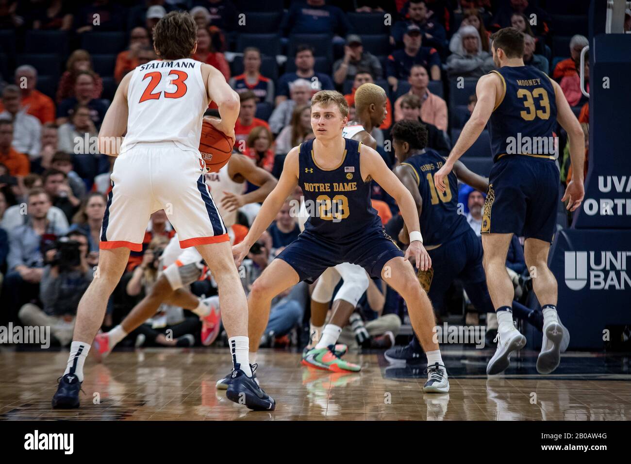 Charlottesville, va, États-Unis. 11 février 2020. Notre Dame Guard Dane Goodwin (23) pendant le match de basket-ball de la NCAA entre l'Université de notre Dame Fighting Irish et l'Université de Virginie Cavalier à l'aréna Jean-Paul Jones de Charlottesville, en Virginie. Brian McWalters/CSM/Alay Live News Banque D'Images