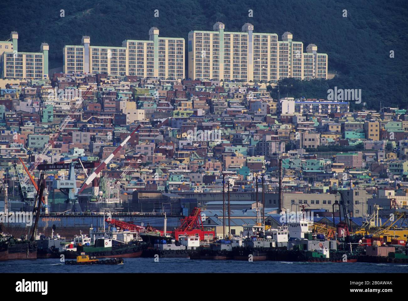 CORÉE DU SUD, PUSAN, PORT AVEC VILLE EN ARRIÈRE-PLAN Banque D'Images