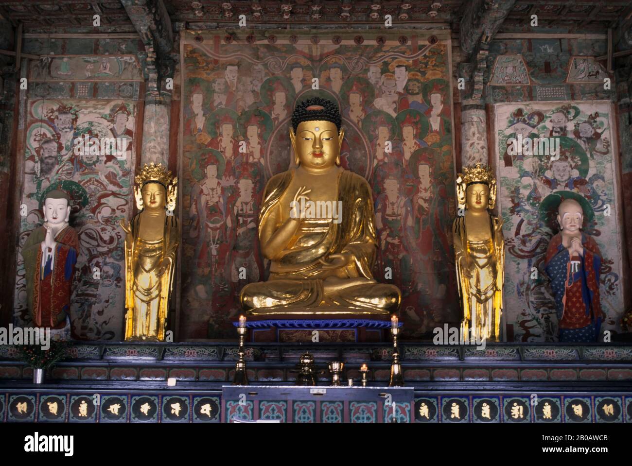 CORÉE DU SUD, PRÈS DE PUSAN, KYONGJU, TEMPLE PULGUKASA (BOUDDHISTE) DU 6ÈME SIÈCLE, STATUE DE BOUDDHA GUILDÉ Banque D'Images