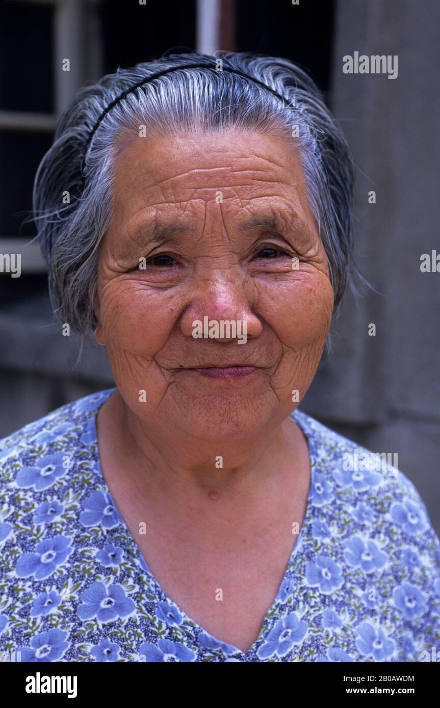 CHINE, PRÈS DE SHANGHAI, SUZHOU, FEMME LOCALE, PORTRAIT Banque D'Images