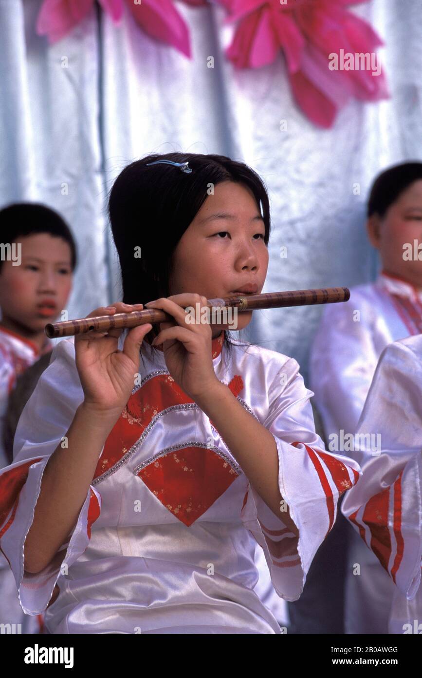 CHINE, SHANTOU, ÉCOLE PRIMAIRE, FILLE (ÉTUDIANTE) JOUANT À LA FLÛTE Banque D'Images