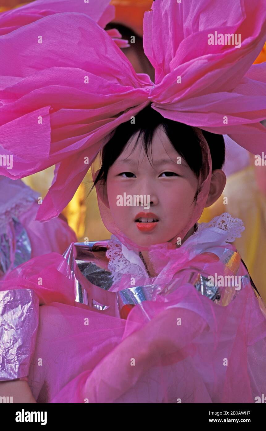 CHINE, SHANTOU, ÉCOLE PRIMAIRE, FILLE VÊTUE EN COSTUME POUR LA DANSE Banque D'Images