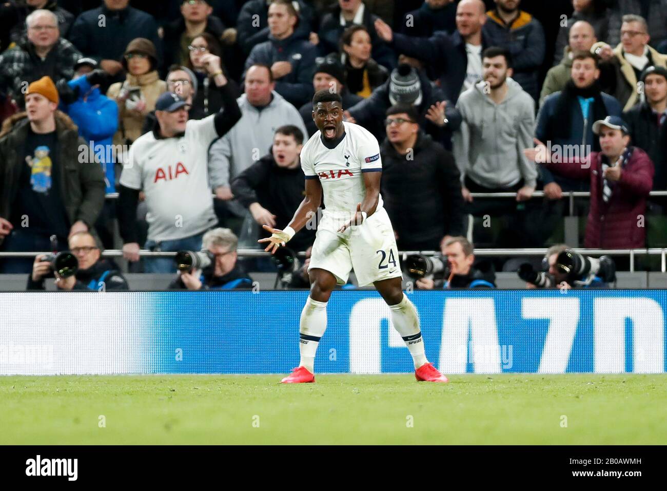 Londres, Royaume-Uni. 19 février 2020. Serge Aurier de Tottenham Hotspur réagit au cours de la ronde de 16 matchs de la Ligue des Champions de l'UEFA entre Tottenham Hotspur et RB Leipzig au stade Tottenham Hotspur à Londres, en Grande-Bretagne, le 19 février 2020. Crédit: Han Yan/Xinhua/Alay Live News Banque D'Images