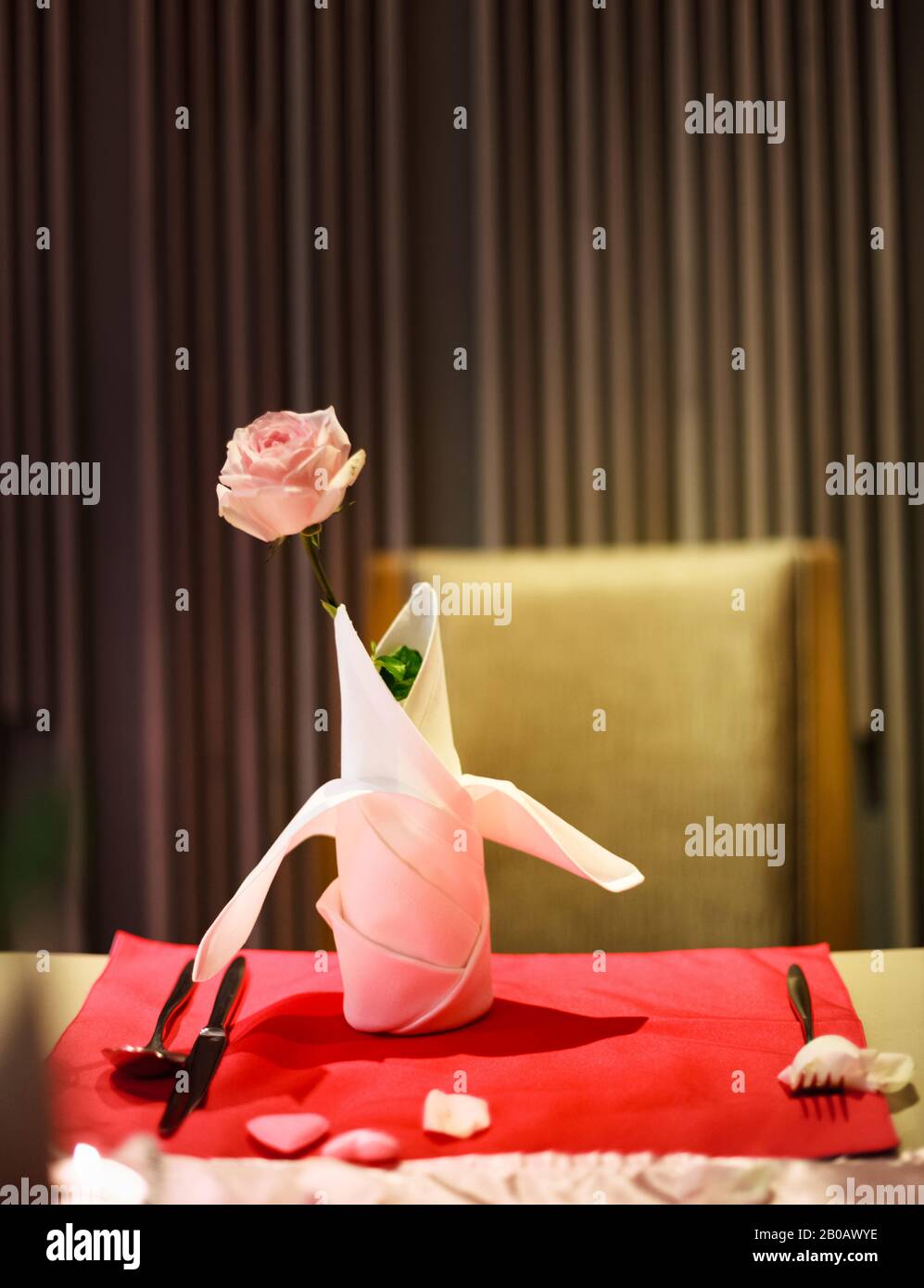 Cadre Romantique Luxueux Pour Le Dejeuner Ou Le Diner Sur La Table A Manger Avec Epouse Ou Petite Amie Repas Surprise Anniversaire Avec Chaise Arriere Plan Celebrati Photo Stock Alamy