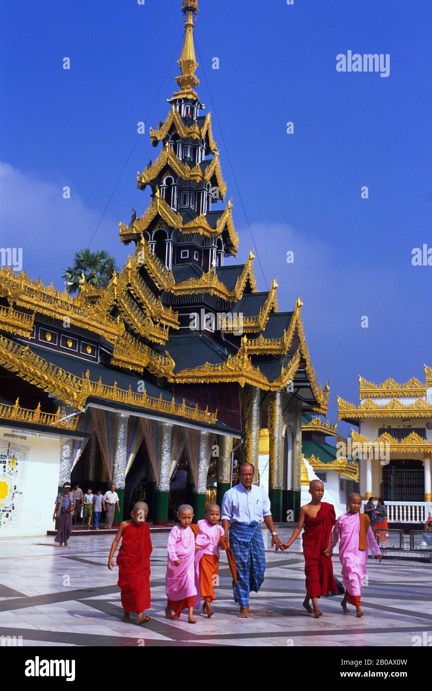 MYANMAR (BIRMANIE), RANGOON, PAGODE SHWEDAGON, RELIGIEUSES ET MOINES BOUDDHISTES, ENFANTS Banque D'Images