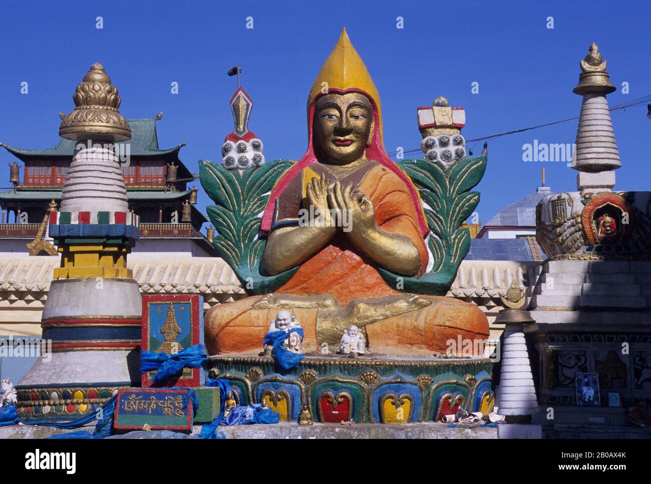 MONGOLIE, OULAN-BATOR, MONASTÈRE DE LA COLLINE DE GANDAN, BOUDDHISME TIBÉTAIN, STATUE DE BOUDDHA COLORÉE Banque D'Images