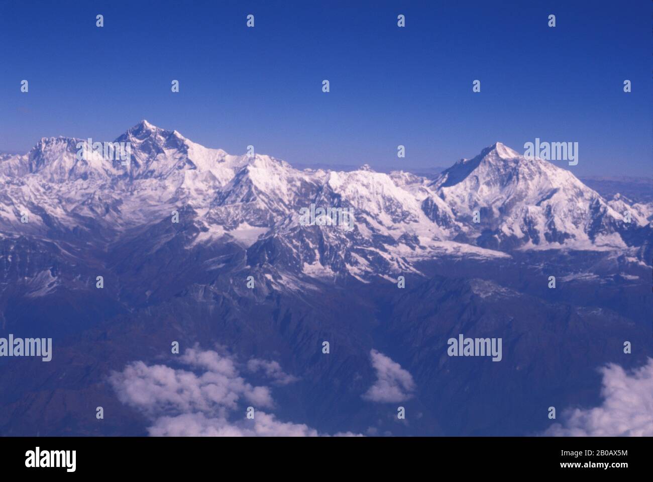 NÉPAL, VUE AÉRIENNE DES MONTAGNES DE L'HIMALAYA, MT. EVEREST SUR LA GAUCHE (ALTITUDE 29 028 FT), MT. MAKALU À DROITE (27 765 PI) Banque D'Images