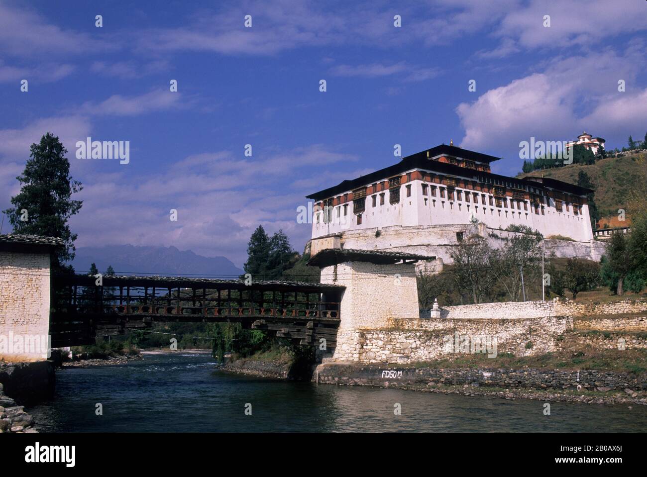 BHOUTAN, PARO, VUE SUR RINONG DZONG AVEC ANCIEN PONT EN BOIS Banque D'Images