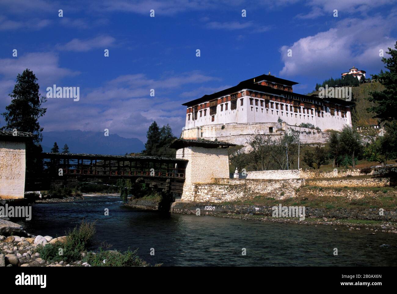 BHOUTAN, PARO, VUE SUR RINONG DZONG AVEC ANCIEN PONT EN BOIS Banque D'Images