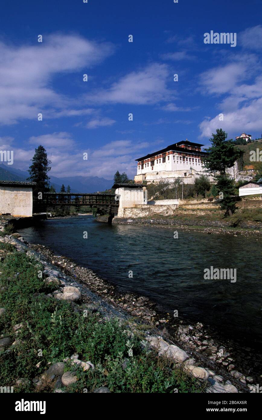 BHOUTAN, PARO, VUE SUR RINONG DZONG AVEC ANCIEN PONT EN BOIS Banque D'Images