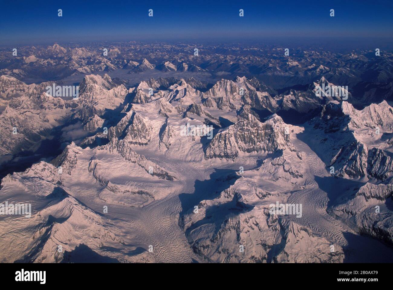 CHINE, PLATEAU TIBÉTAIN, MONTAGNES SHAN DE NYAINQENTANGLHA, VUE AÉRIENNE, GLACIERS Banque D'Images