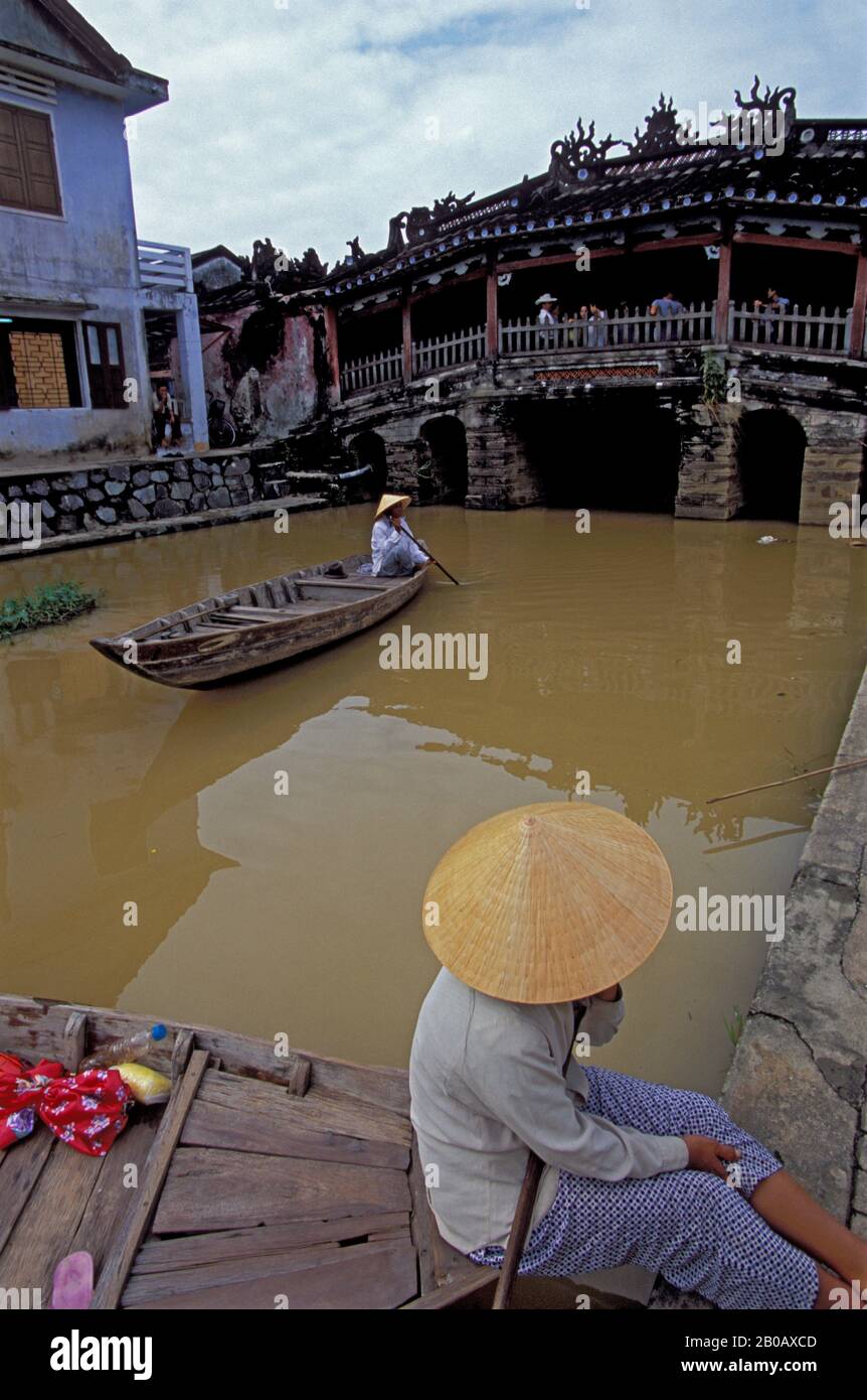 VIETNAM, HOI AN, PAGODE DE PONT, LES GENS LOCAUX SUR LES BATEAUX EN PREMIER PLAN Banque D'Images
