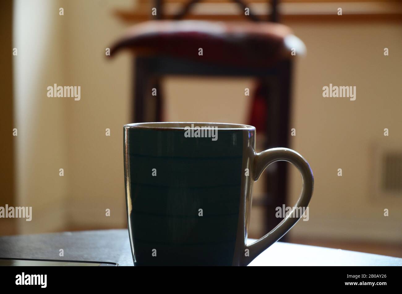 RÔTI DU DIMANCHE : une tasse de café fraîchement préparée repose sur une table de salon. Banque D'Images