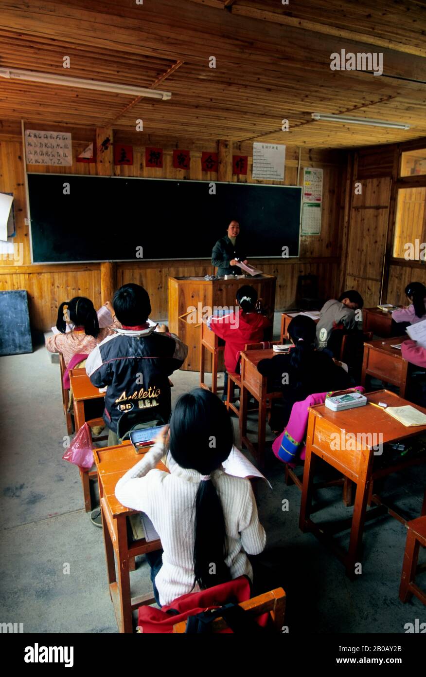 CHINE, PROVINCE DE GUANGXI, PRÈS DE GUILIN, RÉGION DE LONGJI, SCÈNE DE VILLAGE, ÉCOLE, CLASSE DE DEUXIÈME CLASSE Banque D'Images