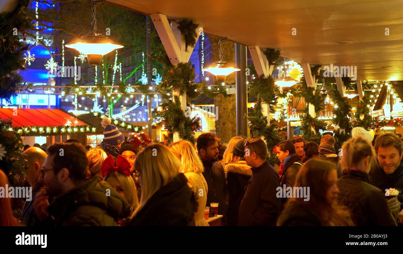 Les gens du marché de Noël sur Leicester Square - LONDRES, ANGLETERRE - 10 DÉCEMBRE 2019 Banque D'Images