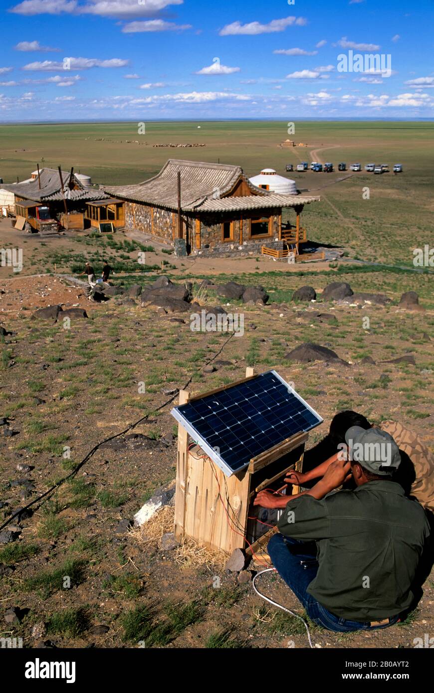 MONGOLIE, DÉSERT DE GOBI, PRÈS DE DALANZADGAD, PRAIRIES (STEPPES), TROIS CHAMEAUX LODGE, ÉNERGIE SOLAIRE UTILISÉE POUR CHARGER LES BATTERIES Banque D'Images