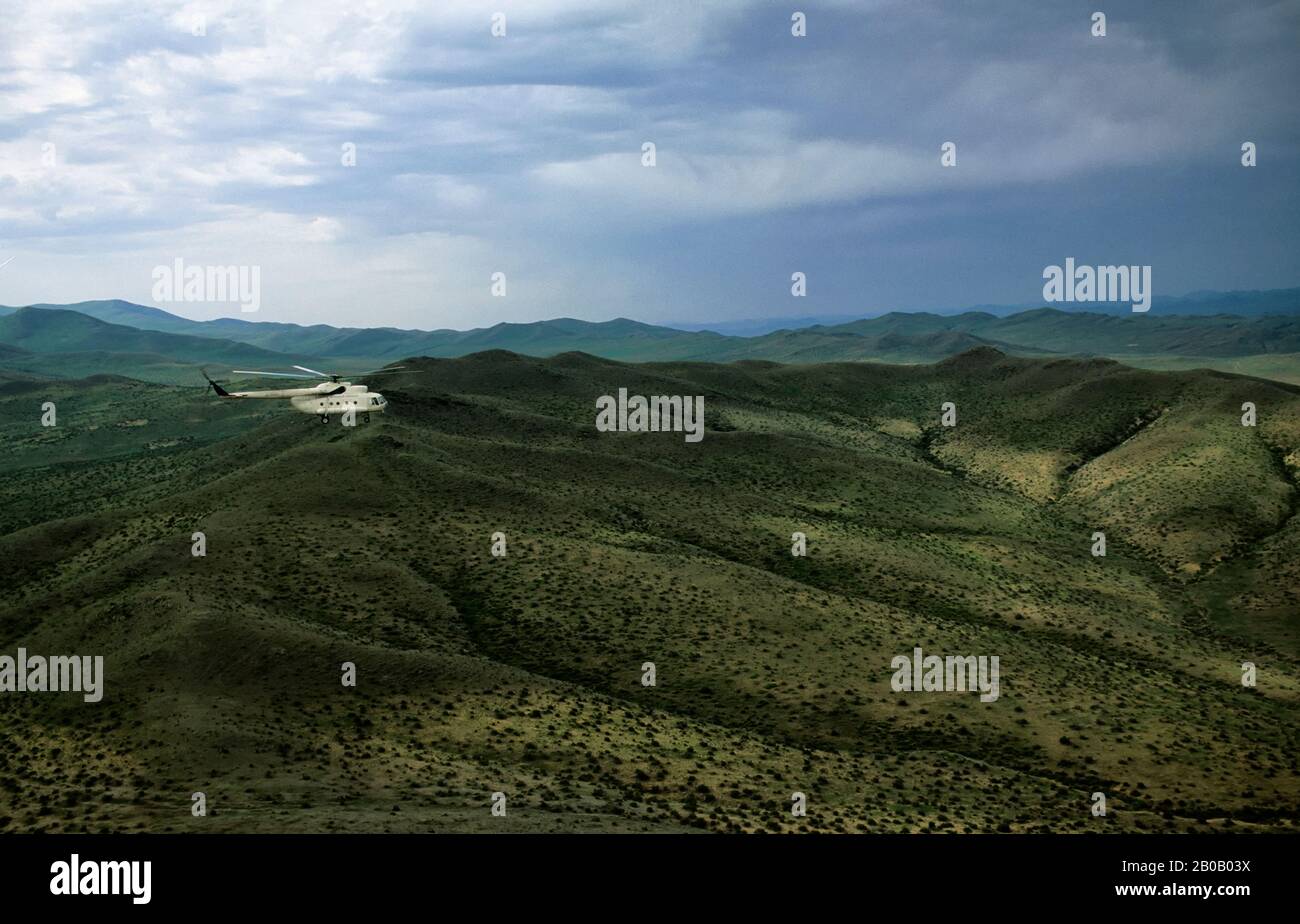 CENTRE DE LA MONGOLIE, VUE AÉRIENNE, HÉLICOPTÈRE MI-18 Banque D'Images