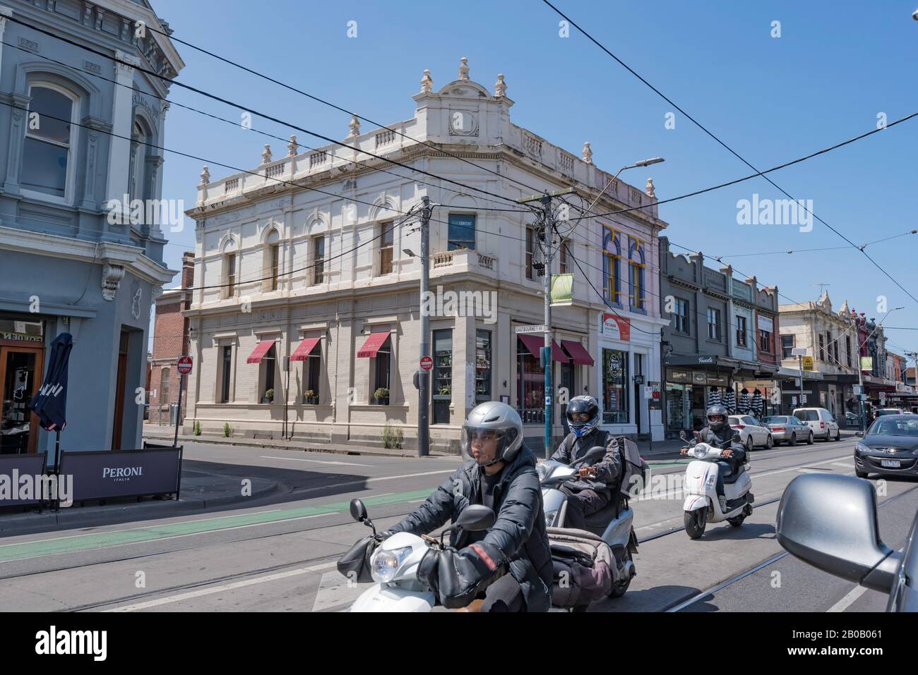 Les scooters ont cessé de fonctionner sur Chapel Street près d'Eastbourne Street et devant les magasins de détail à Prahran, Aust. Banque D'Images