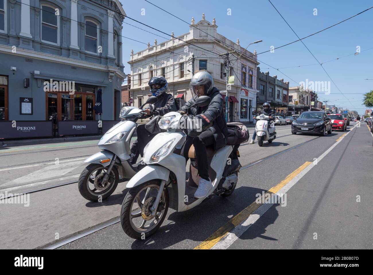 Les scooters ont cessé de fonctionner sur Chapel Street près d'Eastbourne Street et devant les magasins de détail à Prahran, Aust. Banque D'Images