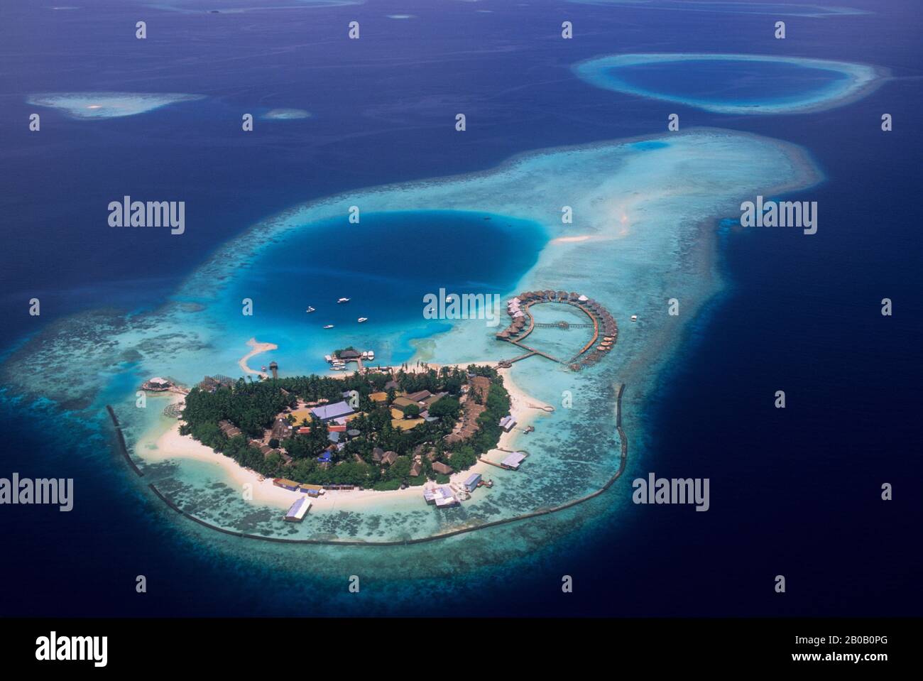 MALDIVES, VUE AÉRIENNE DE L'ÎLE AVEC RESORT Banque D'Images