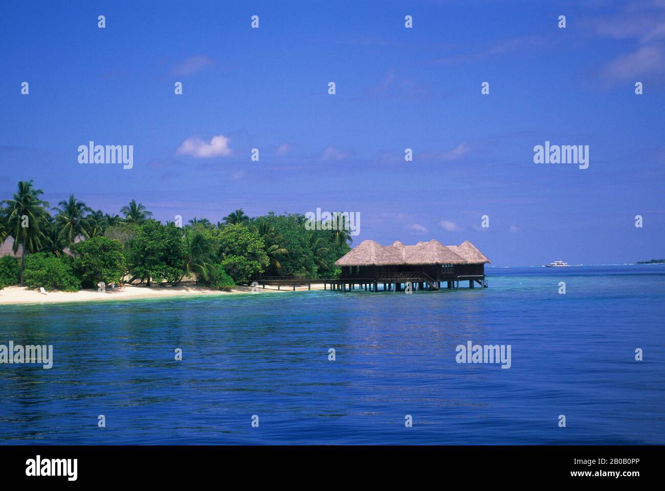 MALDIVES, VUE SUR L'ÎLE AVEC RESORT Banque D'Images