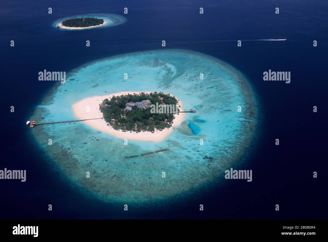 MALDIVES, VUE AÉRIENNE DE L'ÎLE AVEC RESORT Banque D'Images