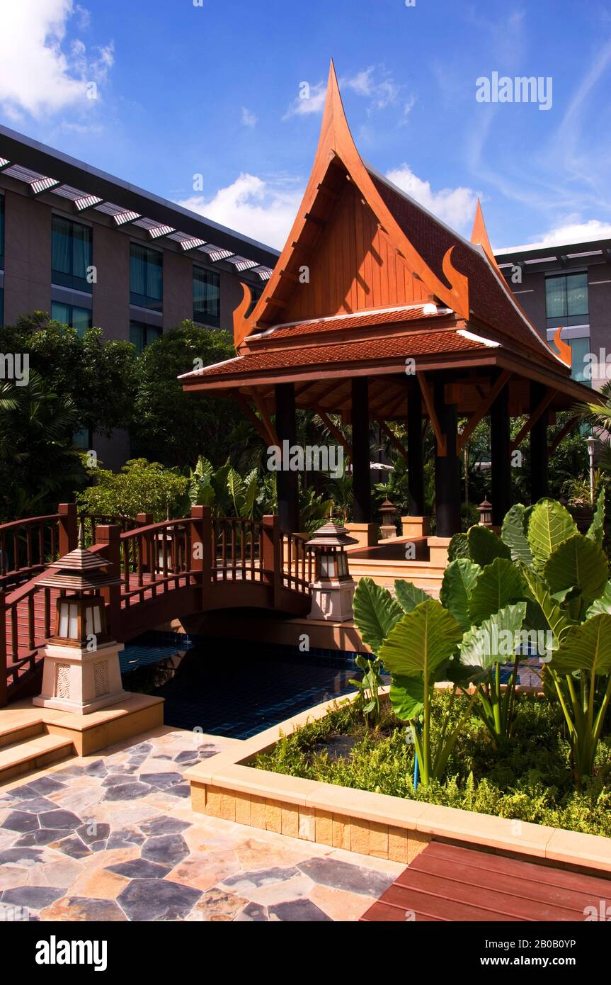 THAÏLANDE, BANGKOK, AÉROPORT SUVARNABHUMI DE BANGKOK, HÔTEL NOVOTEL AIRPORT, JARDIN DE COUR Banque D'Images