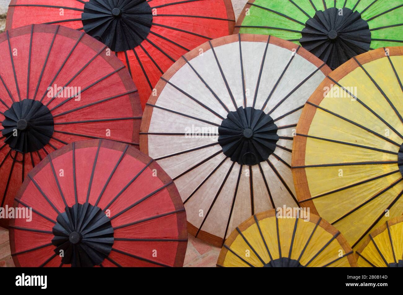 LAOS, LUANG PRABANG, MARCHÉ DE NUIT, PARASOLS EN PAPIER Banque D'Images