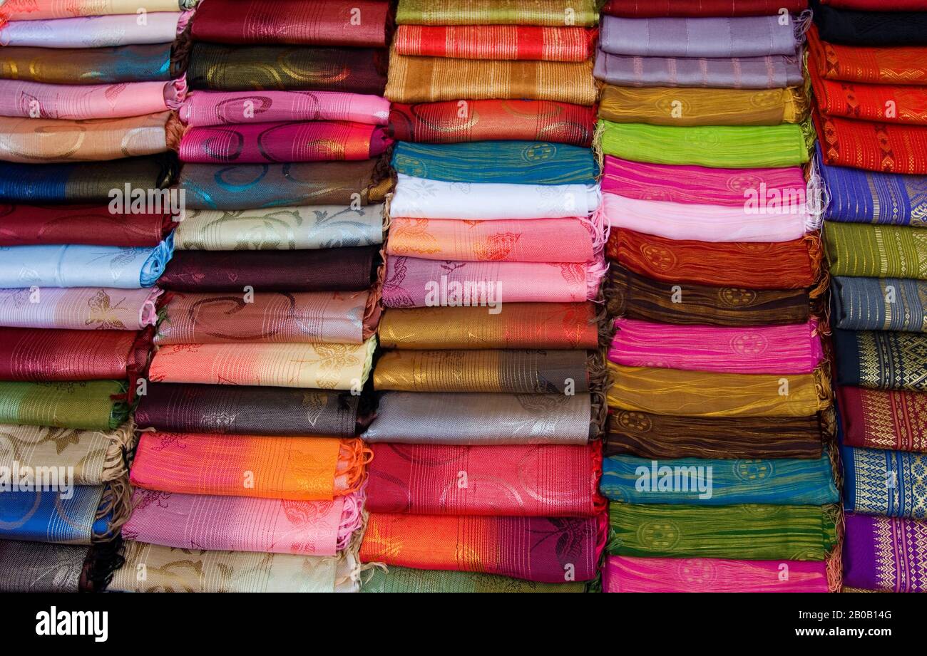 LAOS, LUANG PRABANG, MARCHÉ DE NUIT, WEAVINGS EN SOIE À VENDRE, GROS PLAN Banque D'Images