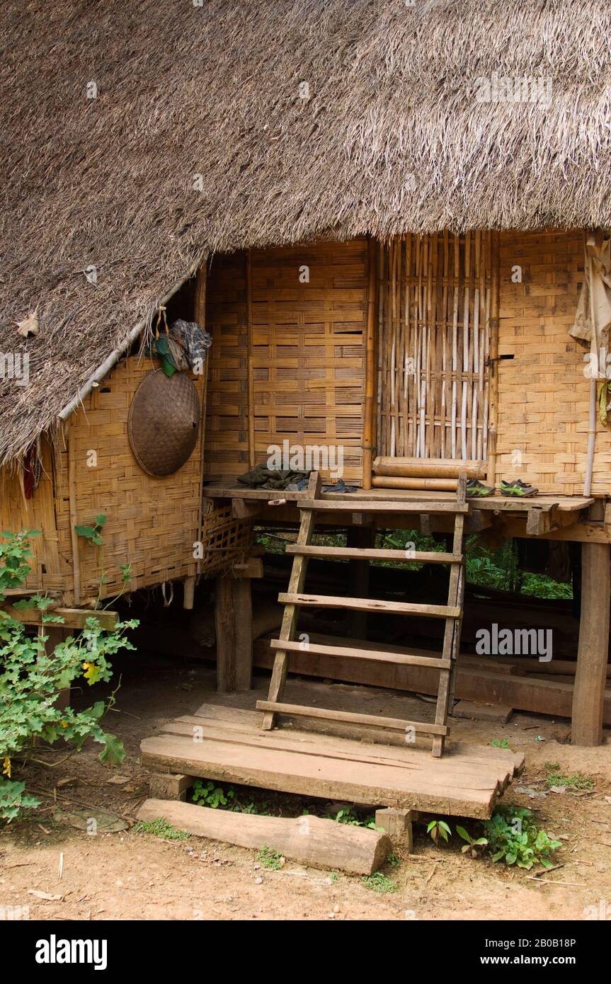 LAOS, PRÈS DE LUANG PRABANG, VILLAGE DE KHAM MU LE LONG DU MÉKONG, MAISONS SUR PILOTIS Banque D'Images