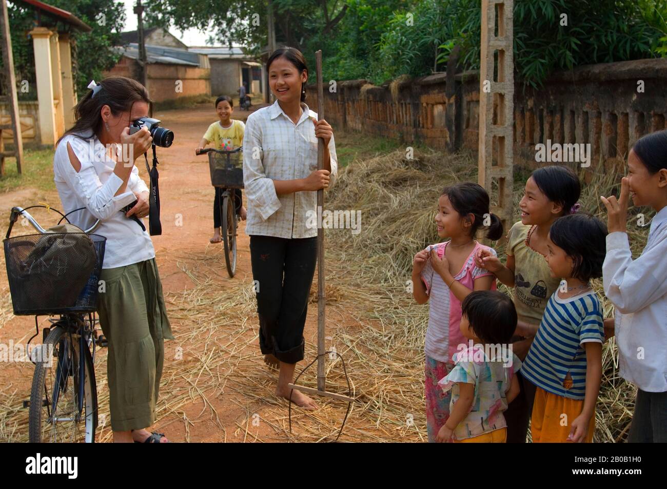 VIETNAM DU NORD, PRÈS DE HANOI, CAMPAGNE, SCÈNE DE VILLAGE, TOURISTES EN VISITE À VÉLO, PHOTOGRAPHIE TOURISTIQUE Banque D'Images VIETNAM DU NORD, PRÈS DE HANOI, CAMPAGNE, SCÈNE DE VILLAGE, TOURISTES EN VISITE À VÉLO, PHOTOGRAPHIE TOURISTIQUE Banque D'Images