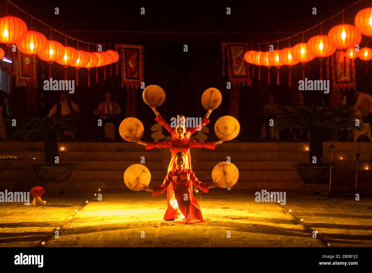 NORD VIETNAM, HANOI, SPECTACLE CULTUREL, DANSE Banque D'Images