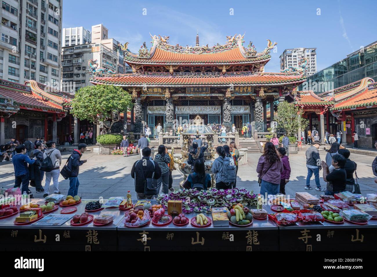 Les visiteurs du temple de Longshan à Taipei prient au bâtiment principal du temple. Banque D'Images