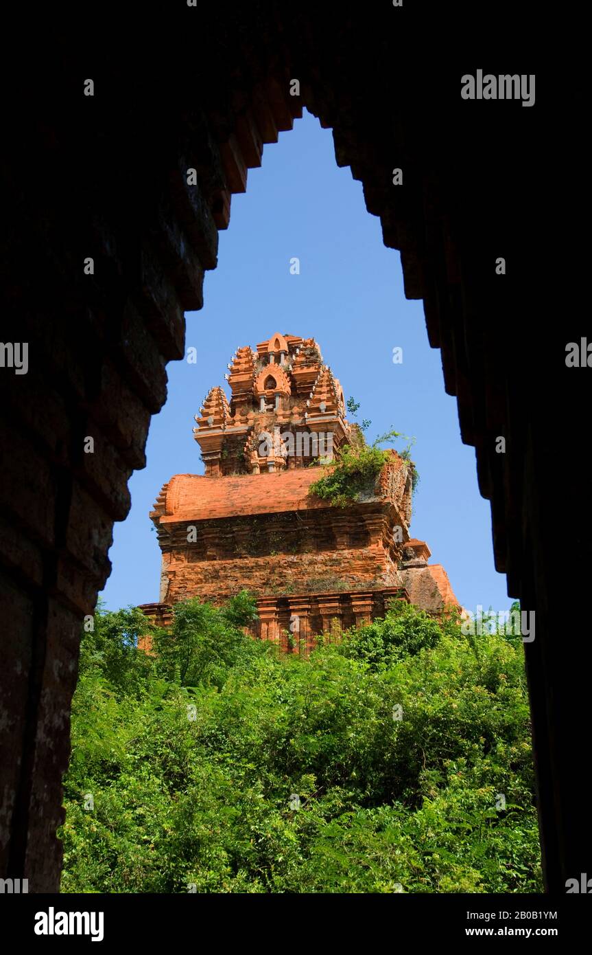 VIETNAM, PRÈS DE QUI NHON, RUINES DE CHAM, VUE HORS DE LA TOUR Banque D'Images