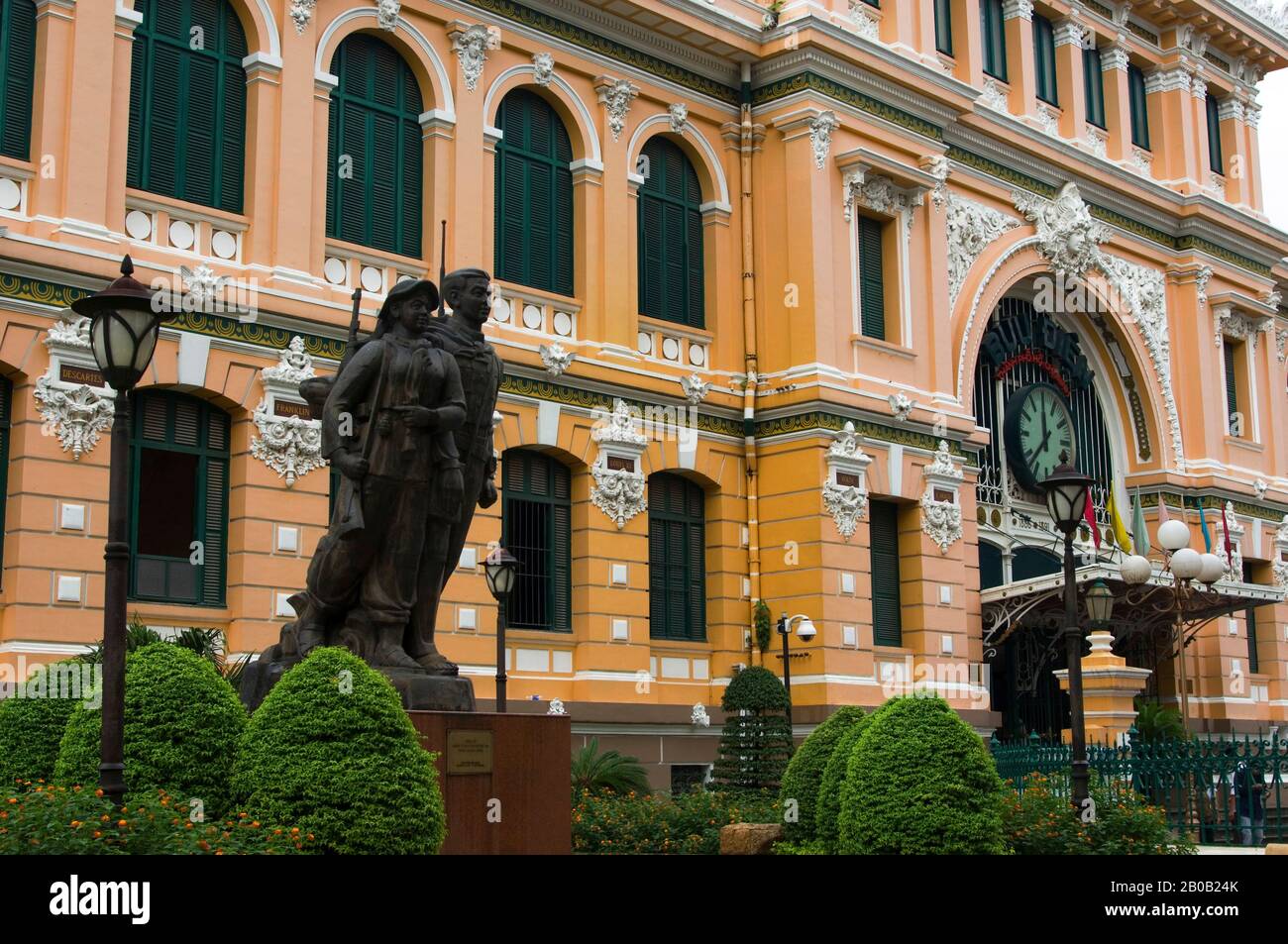 VIETNAM, SAIGON (VILLE DE HO CHI MINH), POSTE CENTRAL, STYLE COLONIAL FRANÇAIS, STATUE Banque D'Images