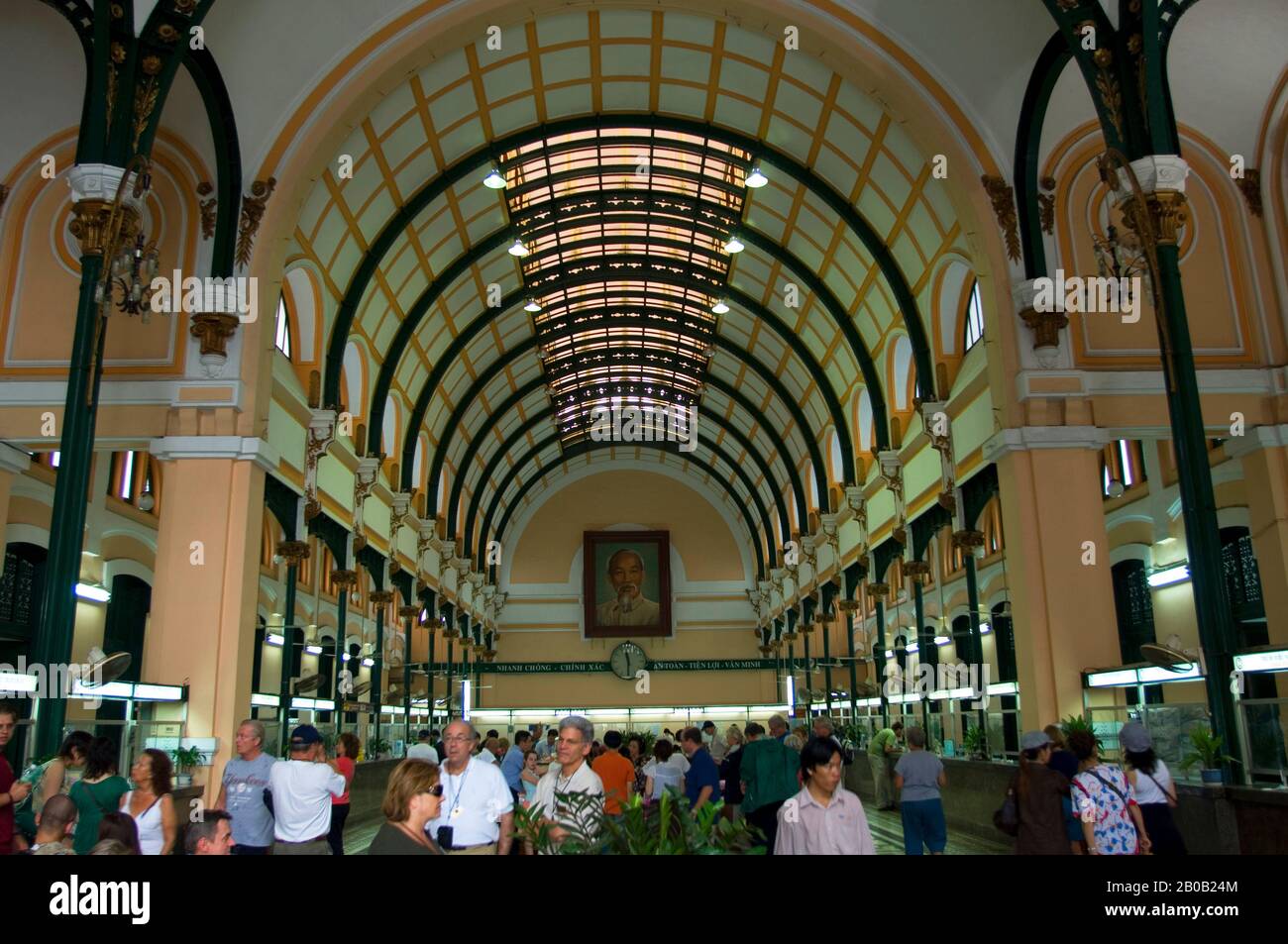 VIETNAM, SAIGON (VILLE DE HO CHI MINH), POSTE CENTRAL, STYLE COLONIAL FRANÇAIS, INTÉRIEUR Banque D'Images