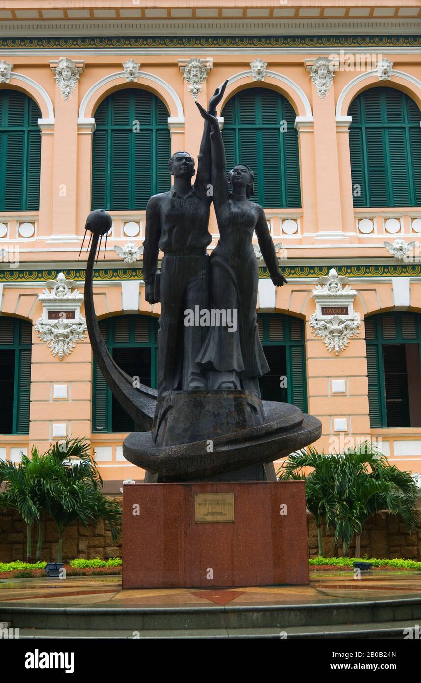 VIETNAM, SAIGON (VILLE DE HO CHI MINH), POSTE CENTRAL, STYLE COLONIAL FRANÇAIS, STATUE Banque D'Images