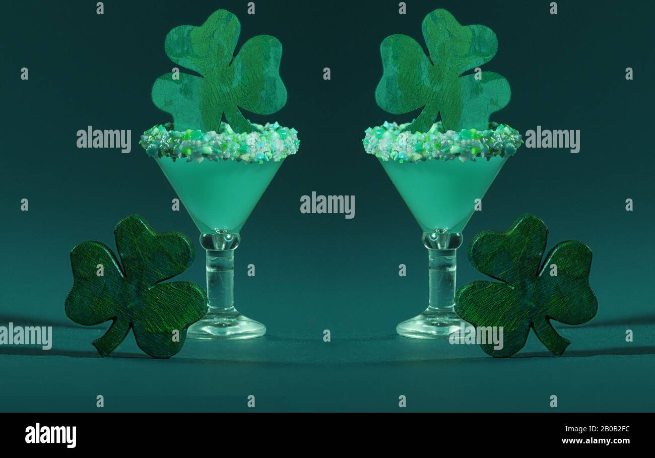 Deux Cocktails Confetti À Motif Vert Irlandais, Avec Rebord De Sucre Et Shamrock En Bois Banque D'Images