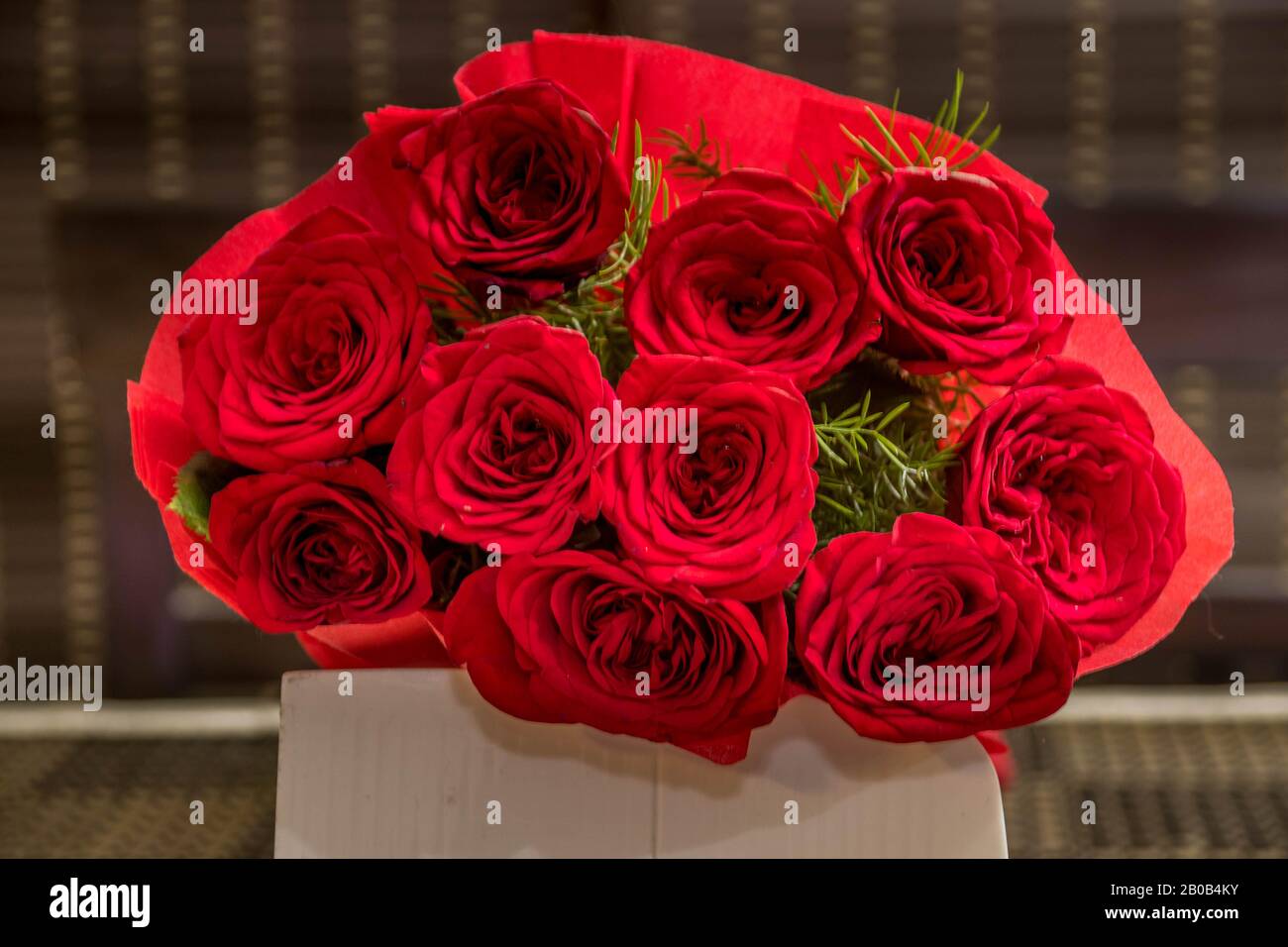Bouquet Exotique de roses rouges pour l'anniversaire de mariage, fête comme  cadeau Photo Stock - Alamy