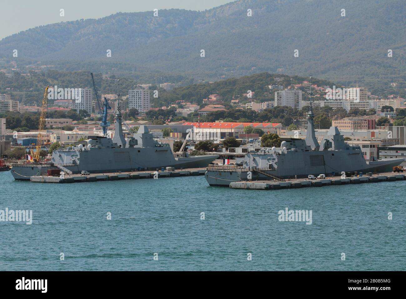 Frégates anti-sous-marins dans le parking du port. Toulon, France Banque D'Images