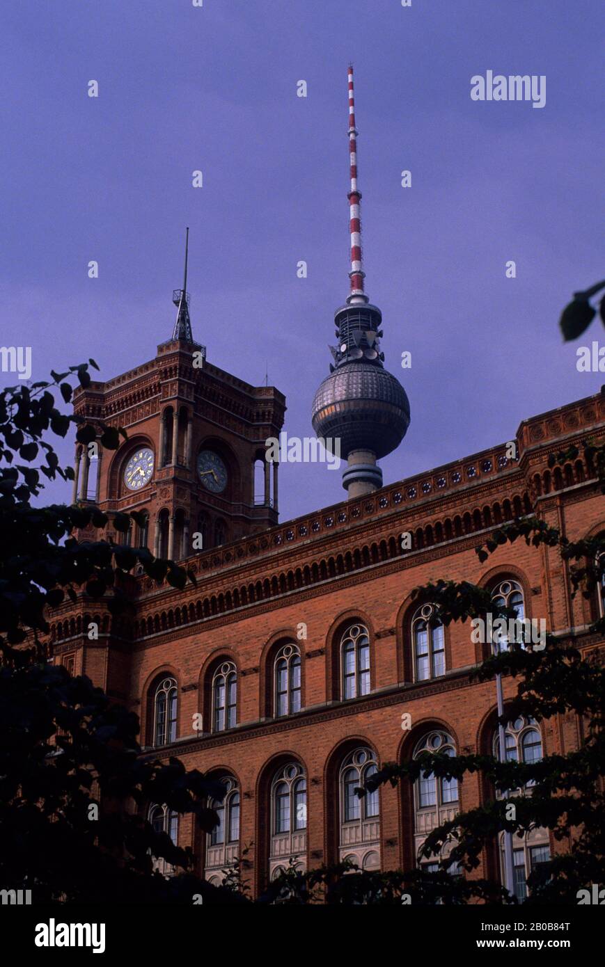 ALLEMAGNE, BERLIN-EST, QUARTIER DE NICHAI, LE RATHAUS ROUGE, TOUR DE TÉLÉVISION Banque D'Images