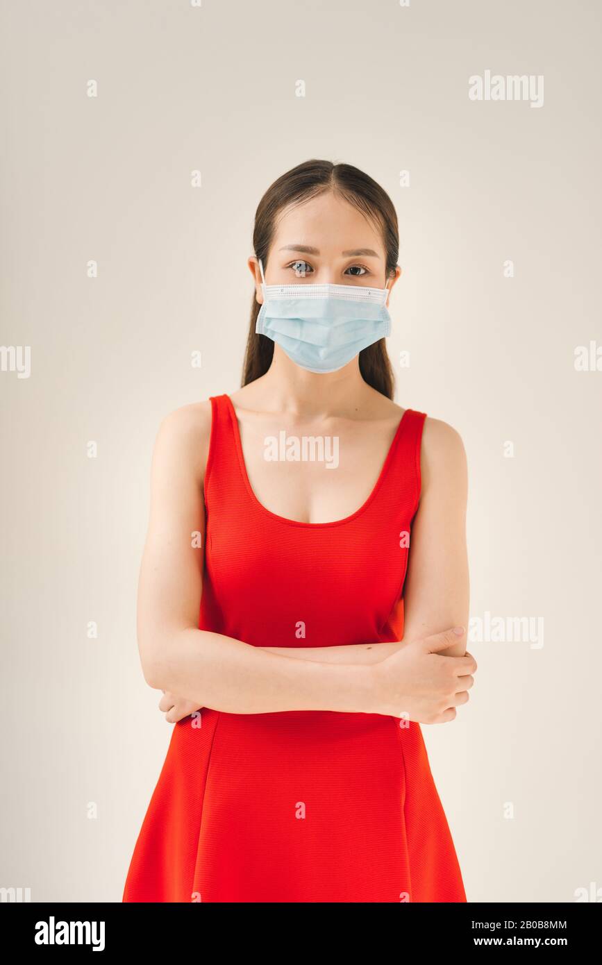 Les femmes qui portent un masque facial protègent les filtres anti-pollution des pm2,5, anti-smog et virus. Pollution de l'air, concept environnemental. Banque D'Images