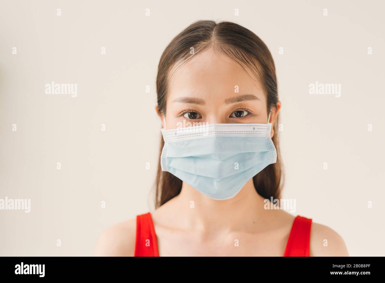 Les femmes qui portent un masque facial protègent les filtres anti-pollution des pm2,5, anti-smog et virus. Pollution de l'air, concept environnemental. Banque D'Images