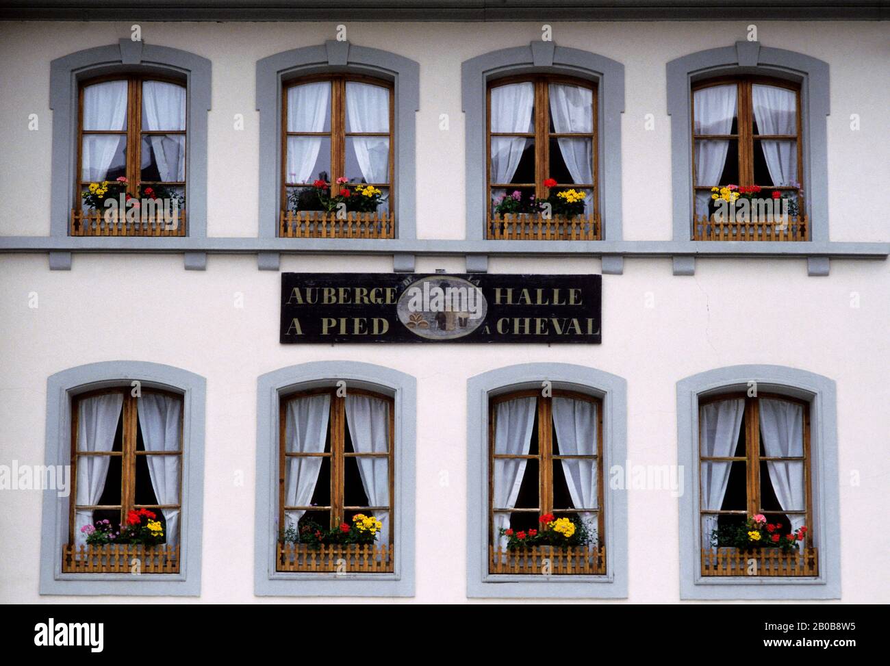 SUISSE, GRUYÈRES, DÉTAIL ARCHITECTURAL AVEC WINDOWS Banque D'Images