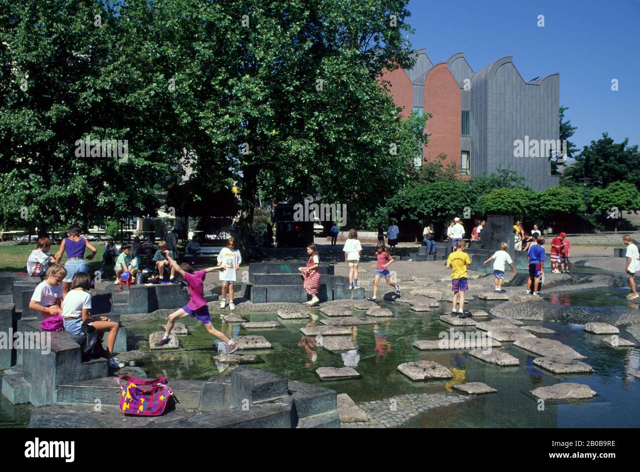 ALLEMAGNE, COLOGNE, ENFANTS JOUANT DANS LE PARC DEVANT LE MUSÉE ROMAN-GERMANIQUE Banque D'Images ALLEMAGNE, COLOGNE, ENFANTS JOUANT DANS LE PARC DEVANT LE MUSÉE ROMAN-GERMANIQUE Banque D'Images