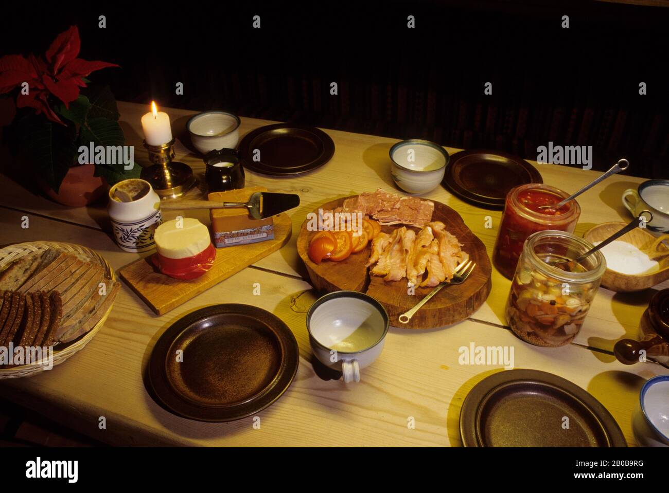 NORVÈGE, FINNMARK, PRÈS DE KARASJOK, MAISON D'ENGHOLM, TABLE DE DÉJEUNER Banque D'Images