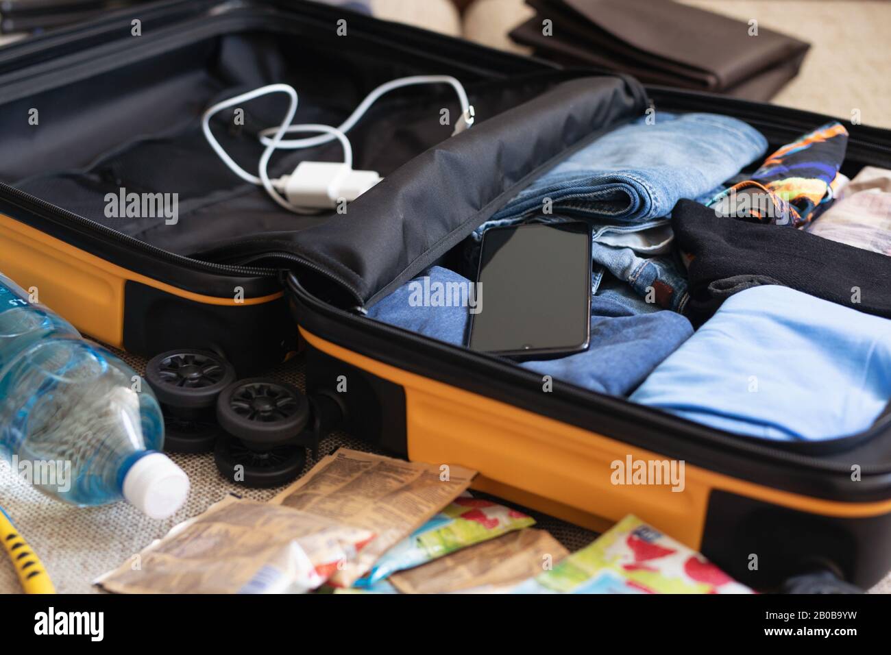 concept d'emballage dans la valise, le sac, les bagages. valise emballée  pour un voyage d'affaires ou de voyage Photo Stock - Alamy