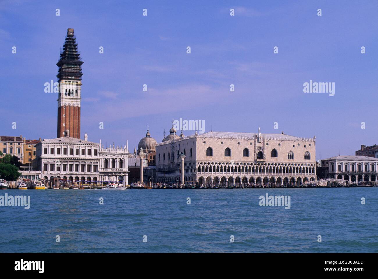 ITALIE, VENISE, VUE SUR SAN MARCO ET PALAIS DES DOGES Banque D'Images
